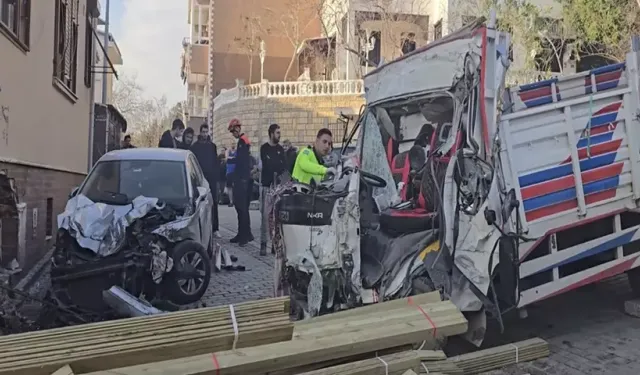 Dehşet anları! Kamyon dükkana girdi: 1'i turist 2 ölü