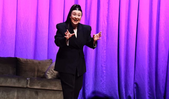 Yasemin Sakallıoğlu AASSM’de sahne aldı, İzmir kahkahaya doydu