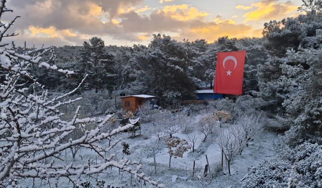 İzmir’in tatil cenneti Urla’da beyaz şölen: Yeni yılın ilk sabahına karla uyandılar