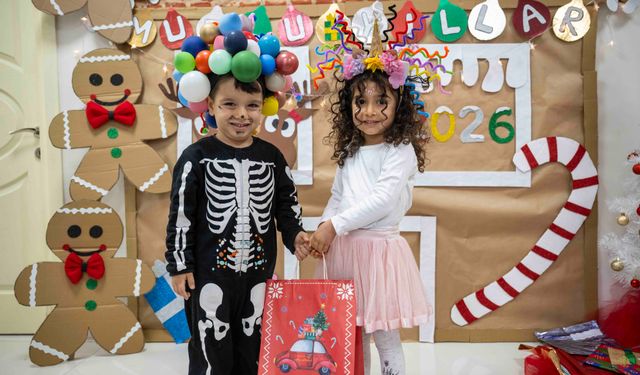 Bornova’da minik kalplerin yeni yıl heyecanı: Renkli kostümlerle 2026’ya merhaba dediler