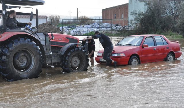 Ödemiş'te sağanak etkili oldu