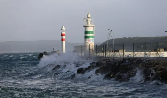 Fırtına trafiği durdurdu