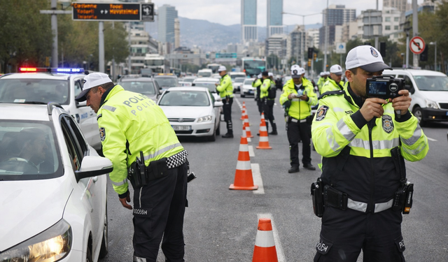 İzmir trafiğinde kural tanımayanlara ceza yağdı: Bir haftada 30 bin sürücüye işlem yapıldı