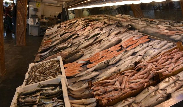 Ege’de fırtına molası tezgaha yansıyacak: Balıkçılar zorunlu bakımda, fiyatlarda geçici artış kapıda