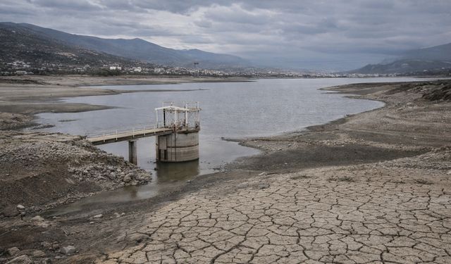 İzmir susuzlukla burun buruna: Barajlarda tarihi dip seviye görüldü