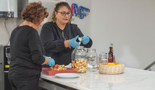 Meslek Fabrikası’nda sirke atölyesi: Katılımcılar doğal üretimin püf noktalarını öğrendi