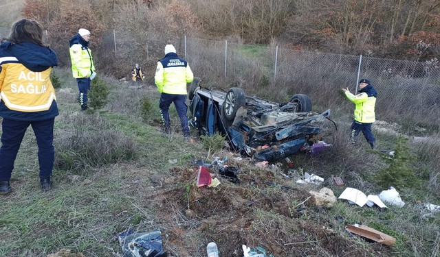 İzmir-İstanbul Otoyolu’nda can pazarı: Şarampole yuvarlanan otomobilde 1 kişi hayatını kaybetti