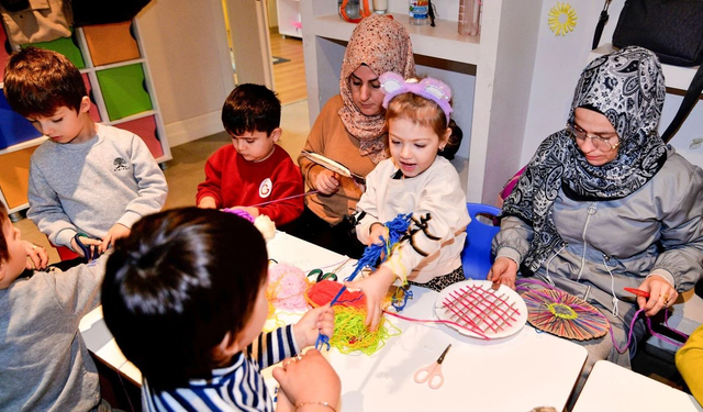 Bornova’da çocuklar ve aileler dokuma tezgâhı başında buluştu