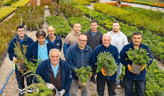 İzmir’in renkleri toprakla buluşuyor: Büyükşehir fidanlıklarında yeşil mesai