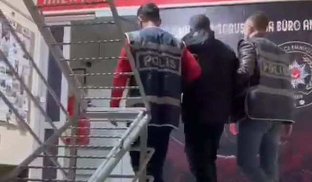 İzmir sokaklarında film sahnelerini aratmayan kovalamaca: Kılık değiştiren firari hurda aracın bagajından çıktı