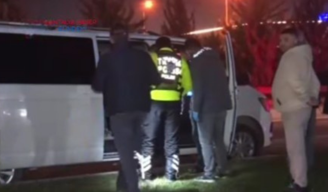 Yol kenarında park halindeki minibüste ölü bulundu