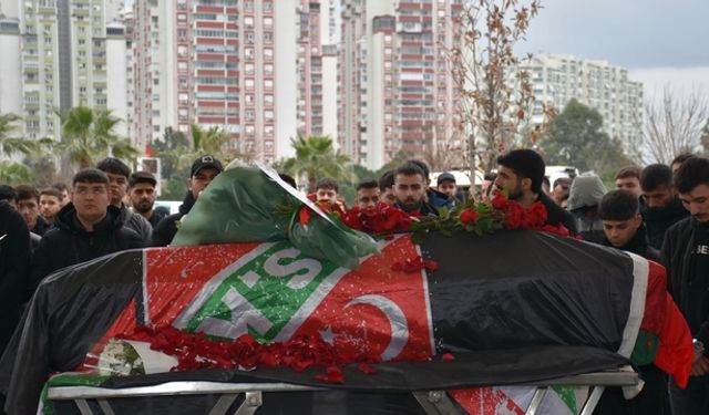 Kazada yaşamını yitiren Karşıyaka taraftarı KSK bayrağıyla uğurlandı
