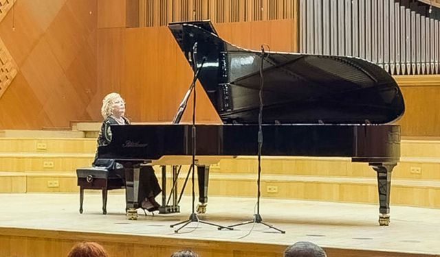 Elli yıl sonra aynı sahnede konser verdi