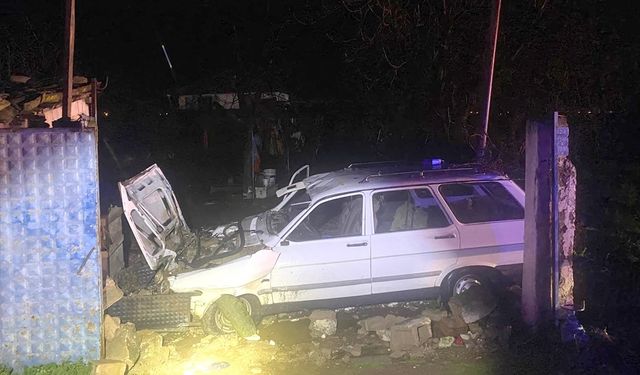 İzmir'de bahçe duvarına çarpan otomobildeki 1 kişi hayatını kaybetti
