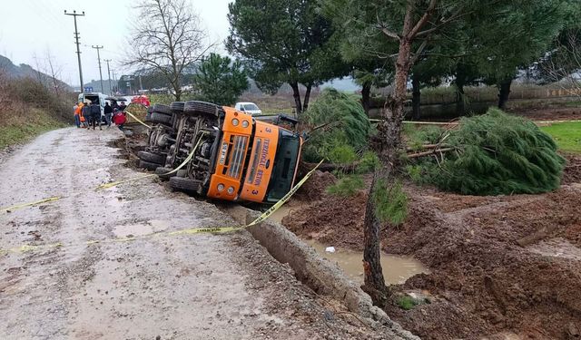 Balıkesir'de istinat duvarı çalışmasında  zemin çöktü