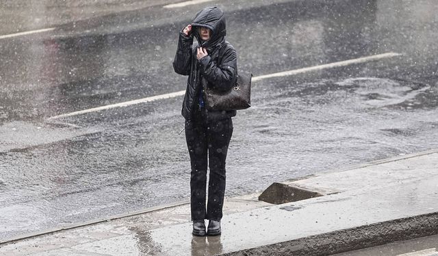 Hafta sonu Türkiye genelinde yağış alarmı: Sıcaklıklar 6 derece düşecek