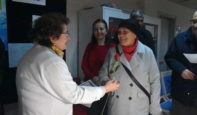 İzmir’de irade zaferi: Yarım asırlık tiryakiler zehri attı, ödülü bir dal gül oldu