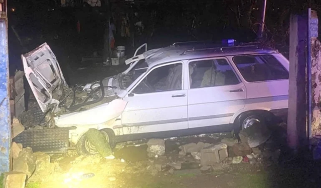 İzmir Ödemiş’te gece yarısı kaza: Bahçe duvarına çarpan otomobilde 1 kişi hayatını kaybetti