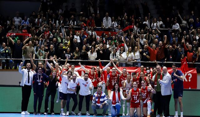 İzmir’de voleybol gecesi: Aras Kargo’dan muhteşem dönüş