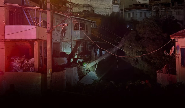 Konak’ta fırtına sonrası yangın paniği: Devrilen ağaç enerji hattını tutuşturdu