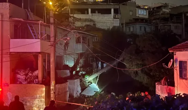 Konak'ta fırtına ağacı devirdi, enerji hattı alev aldı