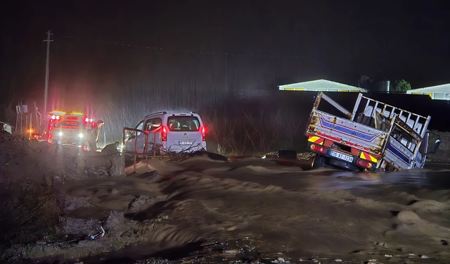 İstanbul-İzmir Otoyolu’nda heyelan paniği: Yol çift yönlü trafiğe kapatıldı