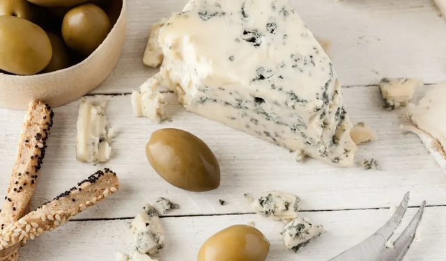 Sahurda peynir ve zeytin tüketenler dikkat: Susuzluk ve açlık hissini artıran kritik hata