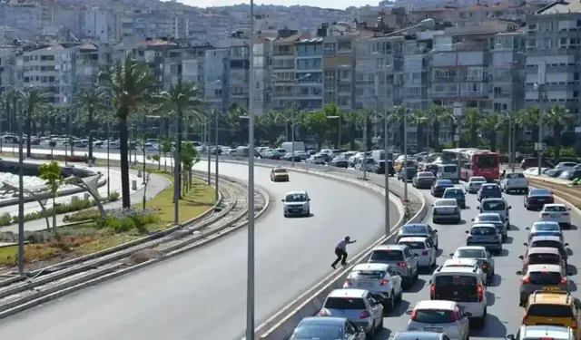 İzmir’in ana arterinde trafik felç oldu: Zincirleme kaza sonrası 3 şerit kapatıldı