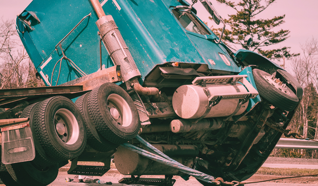 İzmir'de feci kaza; Tırın altında kalarak can verdi