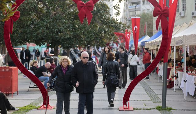 Konak’ta sevgi sokakta: El emeği kermesi Sevgililer Günü coşkusuyla başladı
