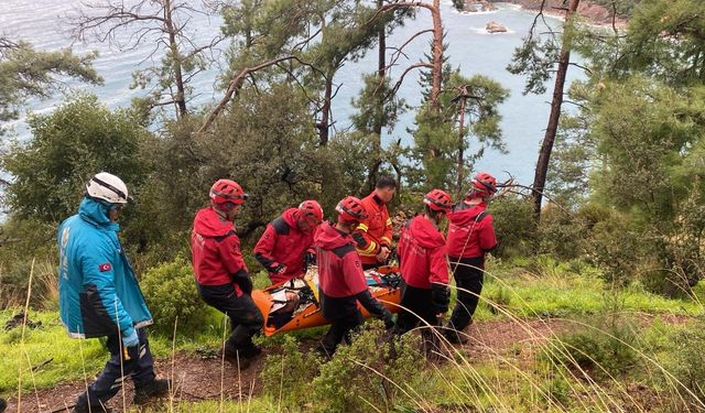 Muğla’da kayalıklardan düşen genç kurtarıldı