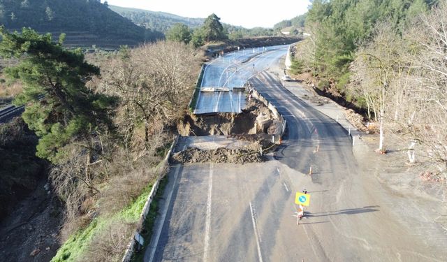 Sağanak nedeniyle çöken yol kısmi olarak trafiğe açıldı