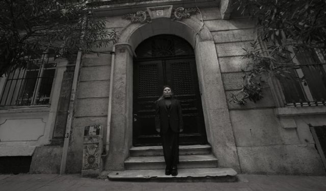 İzmirli Ceren Akın 'Baştan Doğarım' ile ses getirdi