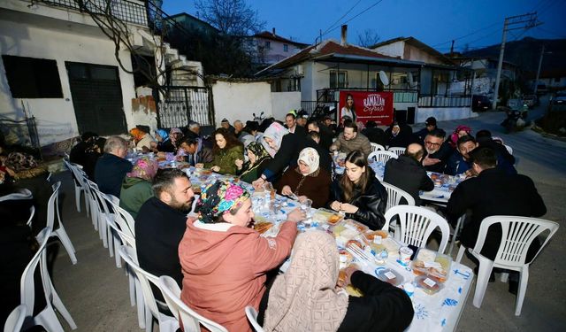 Köy meydanında kurulan sofrada Ramazan bereketi paylaşıldı
