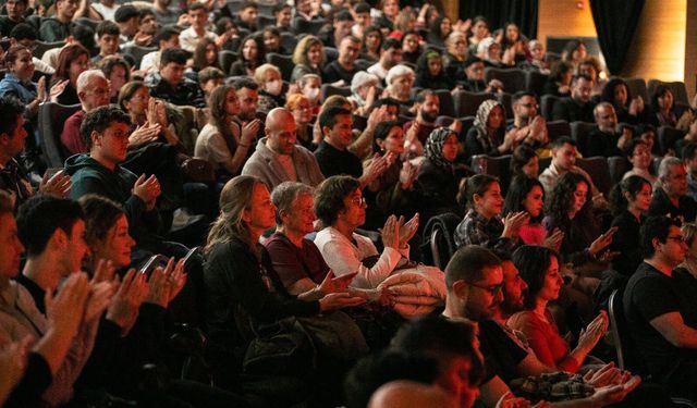 İzmir Şehir Tiyatroları'ndan 27 Mart'a çifte sahnede ücretsiz kutlama
