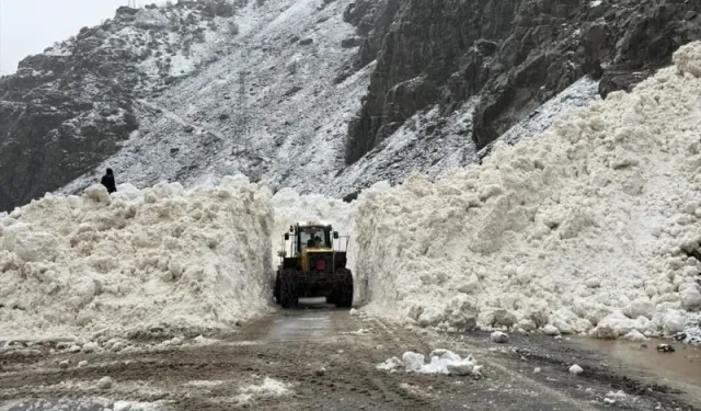 Yola çığ düştü! Sürücüler yolda kaldı