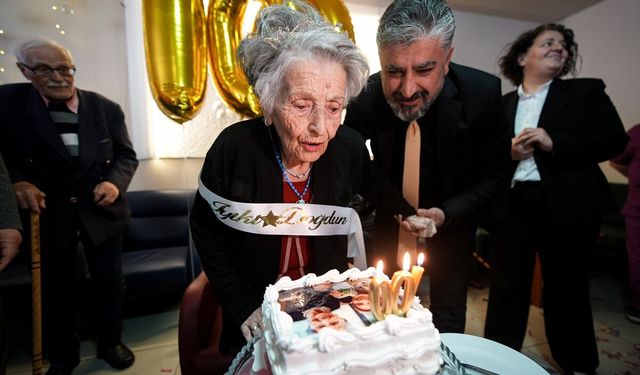 Asırlık çınar Melahat Olcay yeni yaşını torunlarıyla kutladı