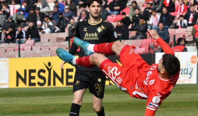 Siyah-beyazlı ekip düşme hattının kıyısında