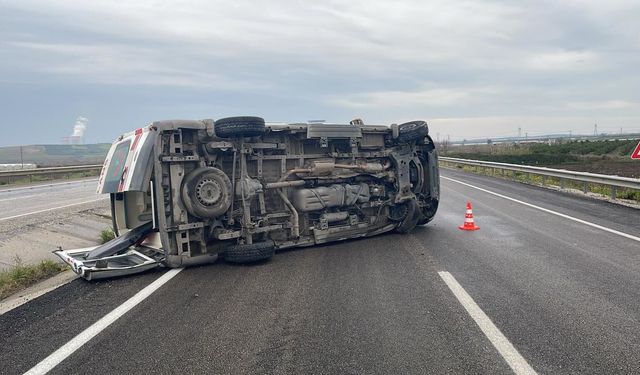 Lastiği patlayan ambulansın devrildi