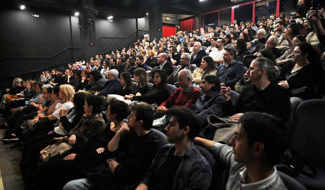 Bornova’da tiyatroya ayakta alkış