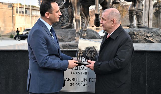 Ümit Özdağ Bornova’daki Abide-i Hürriyet Meydanı’nı ziyaret etti
