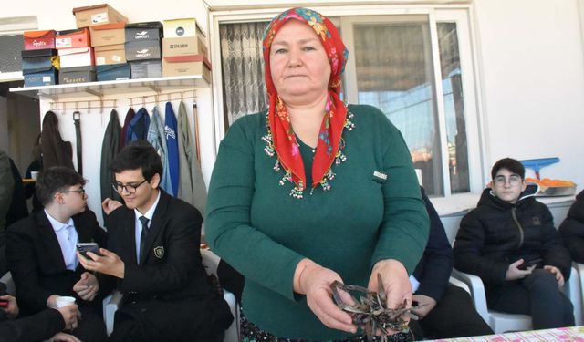 İzmirli gençler deniz çayırından ekmek üretti