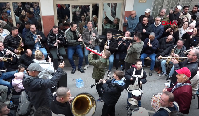 Bornova’da bayramın sesi sokaklara taştı: ‘Arife Çalgısı’ geleneği mahalleyi bir araya getirdi