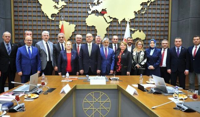 İzmirli 34 gazeteciye basın kartı