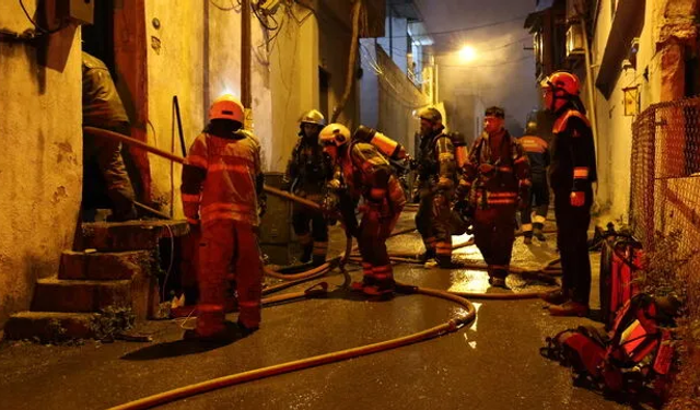 İzmir’de gece yarısı yangın paniği: Konak’ta 2 katlı ev alevlere teslim oldu