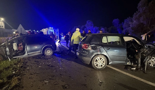 Kemalpaşa’da iki otomobil çarpıştı: 4 kişi hastanelik oldu