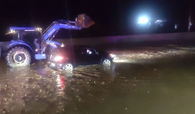 Sağanak vurdu, yol göle döndü: Ödemiş-İzmir hattında ulaşım aksadı