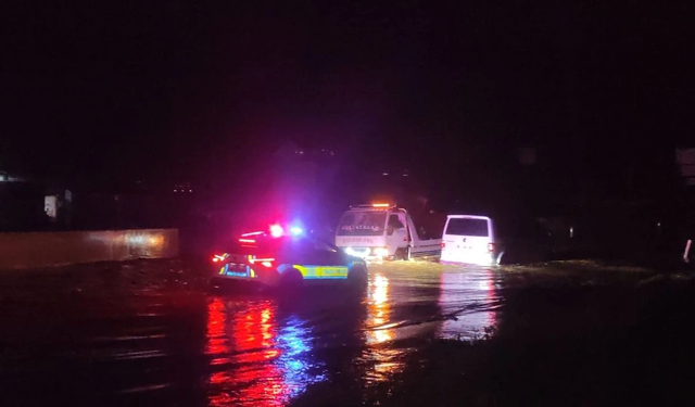 Sağanak vurdu, yol göle döndü: Ödemiş-İzmir hattında ulaşım aksadı