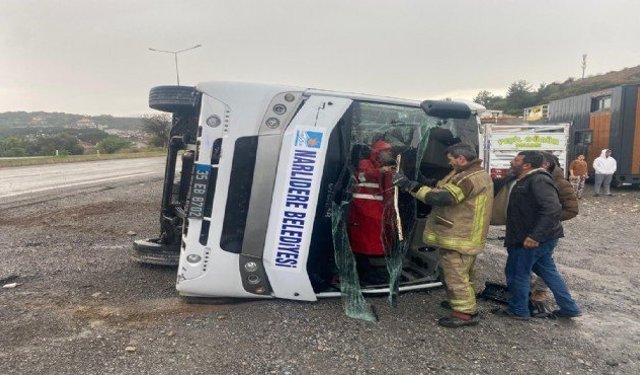 Seferihisar'da futbolcuları taşıyan midibüs devrildi