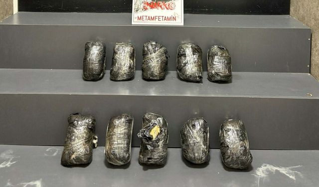 İzmir’de otomobilde 10 kilo metamfetamin ele geçirildi